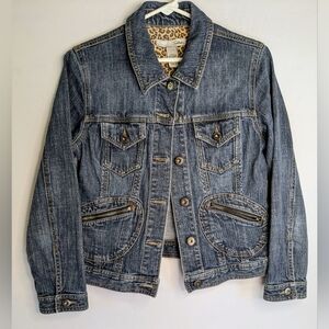 Chico's Platinum Denim Jacket Sz 0 Button up Leopard Print Cuffs K-2